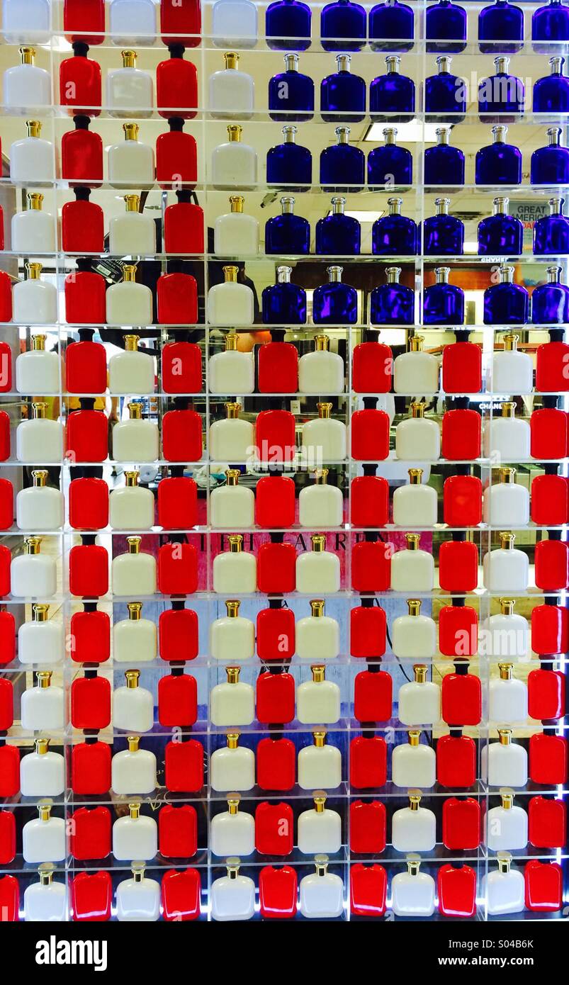 Rosso, bianco e blu di uomini le bottiglie di colonia formano una bandiera americana Foto Stock