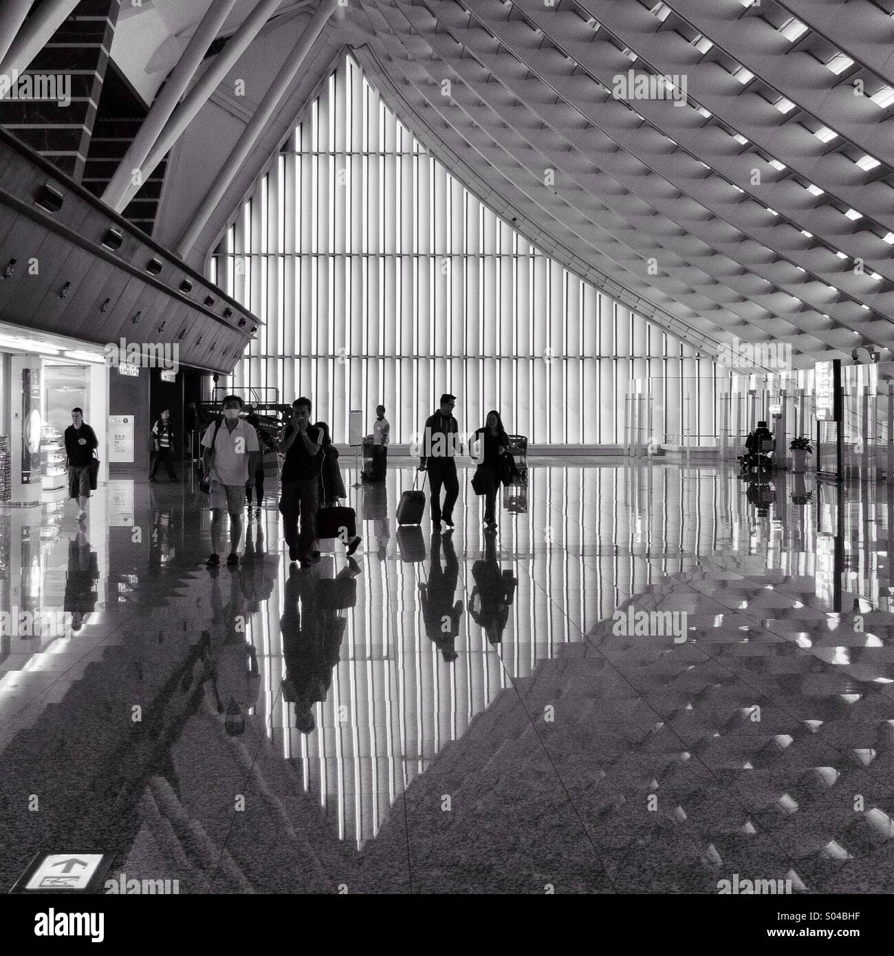 All'interno del Terminal 1 dell'Aeroporto Internazionale di Taoyuan a Taipei, Taiwan. - Immagine stock catturata con smartphone
