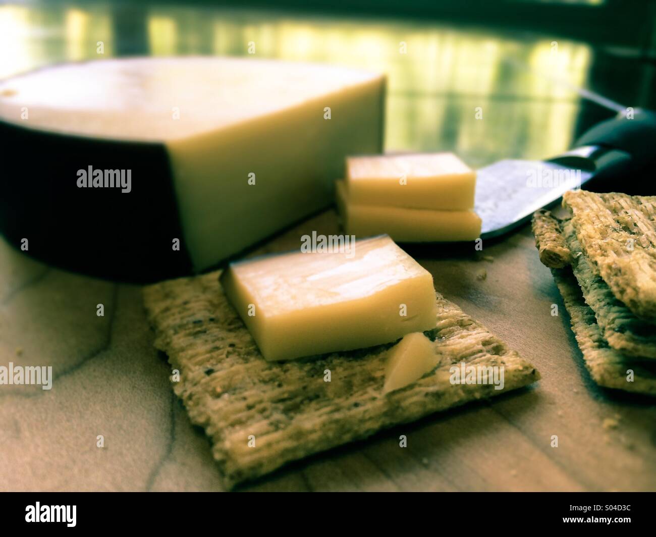 Formaggio e cracker - Immagine stock catturata con smartphone Formaggio e cracker - Immagine stock catturata con smartphone