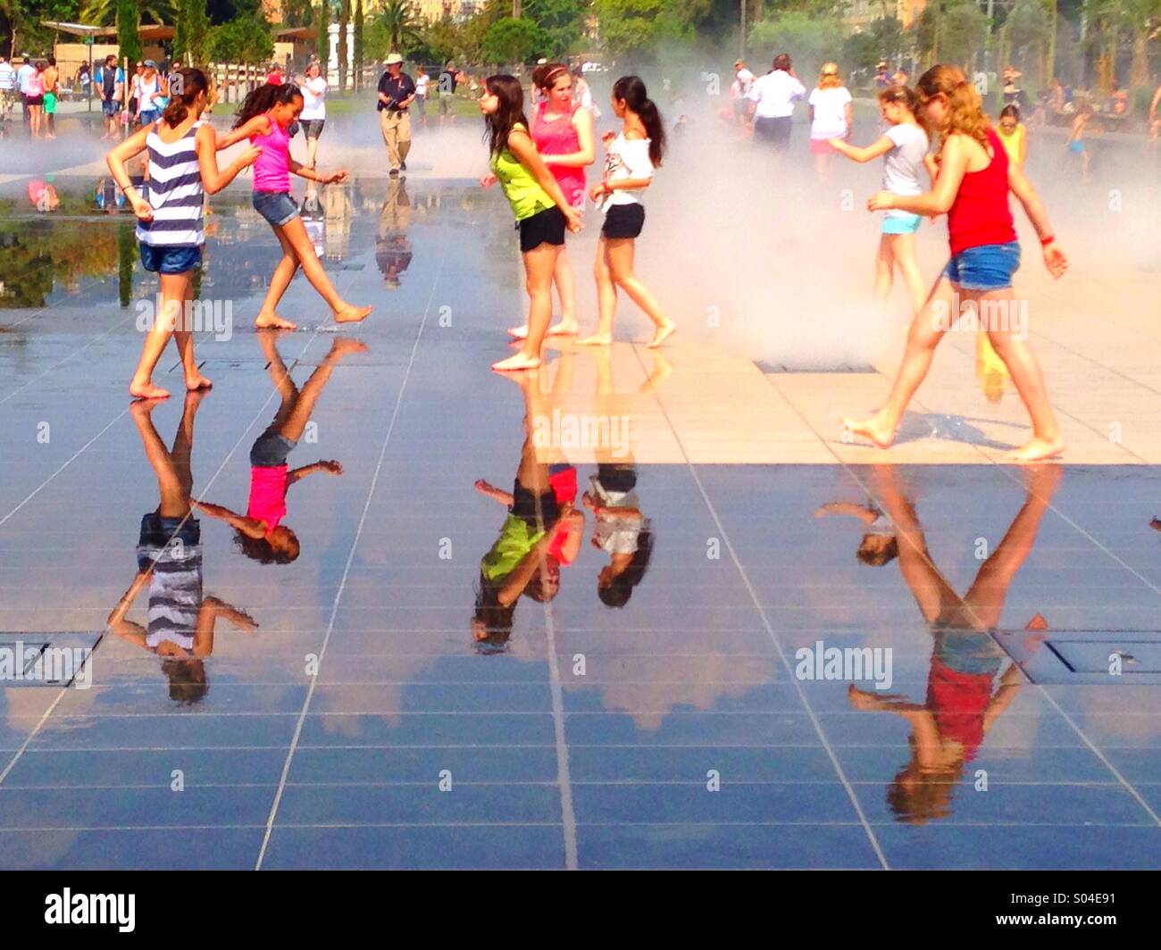 Le giovani ragazze a giocare in una fontana Foto Stock