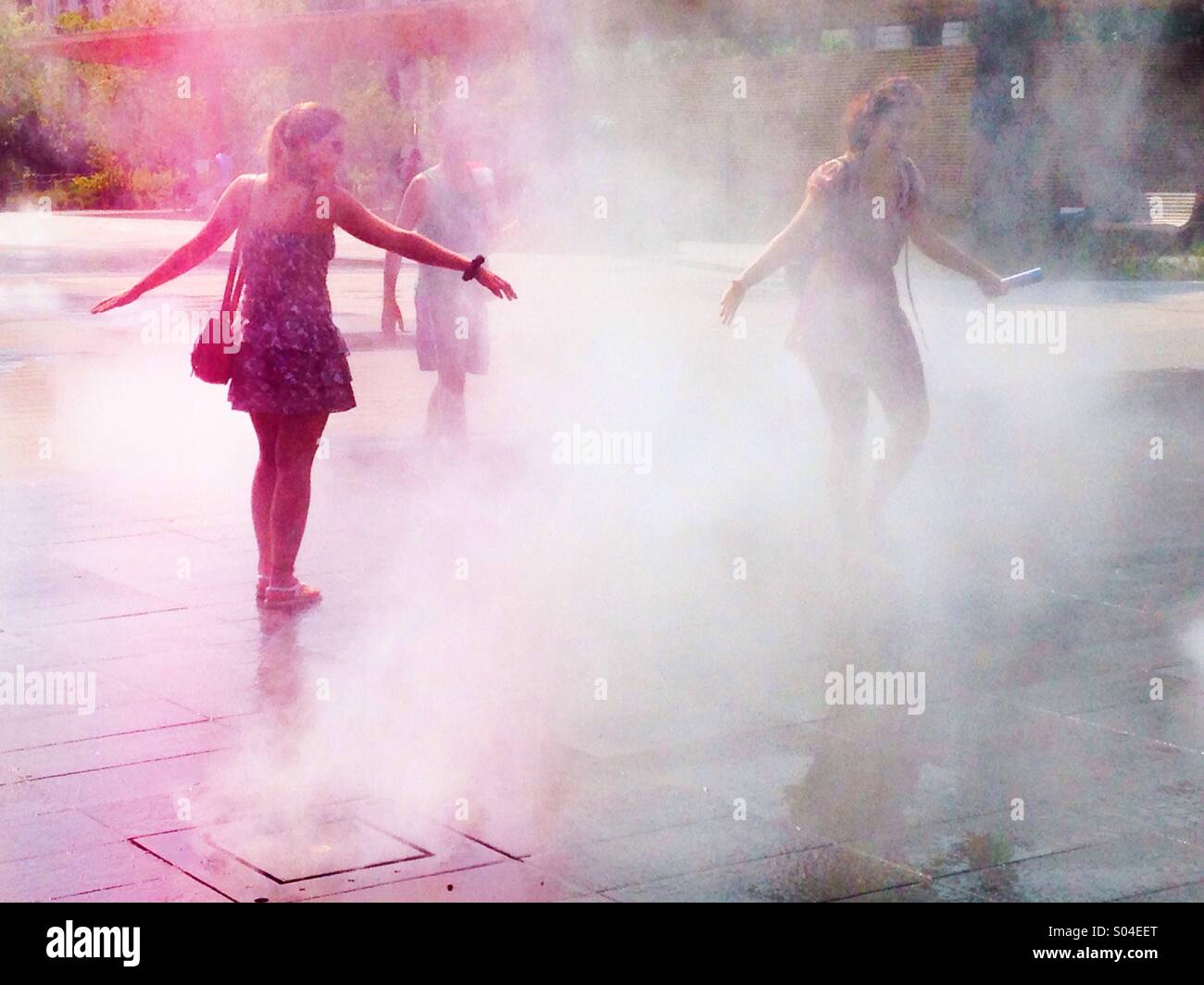 Ragazze che ballano in una nebbia Foto Stock
