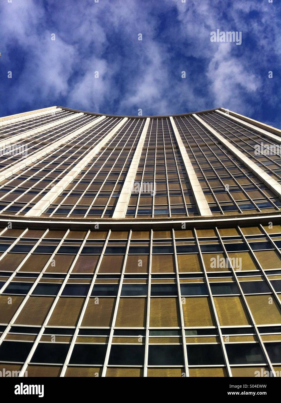 Edificio AMP Circular Quay di Sydney Australia sotto il profondo cielo blu con nuvole - Immagine stock catturata con smartphone