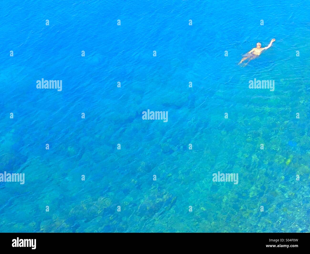 Lone nuotatore in mare - Immagine stock catturata con smartphone