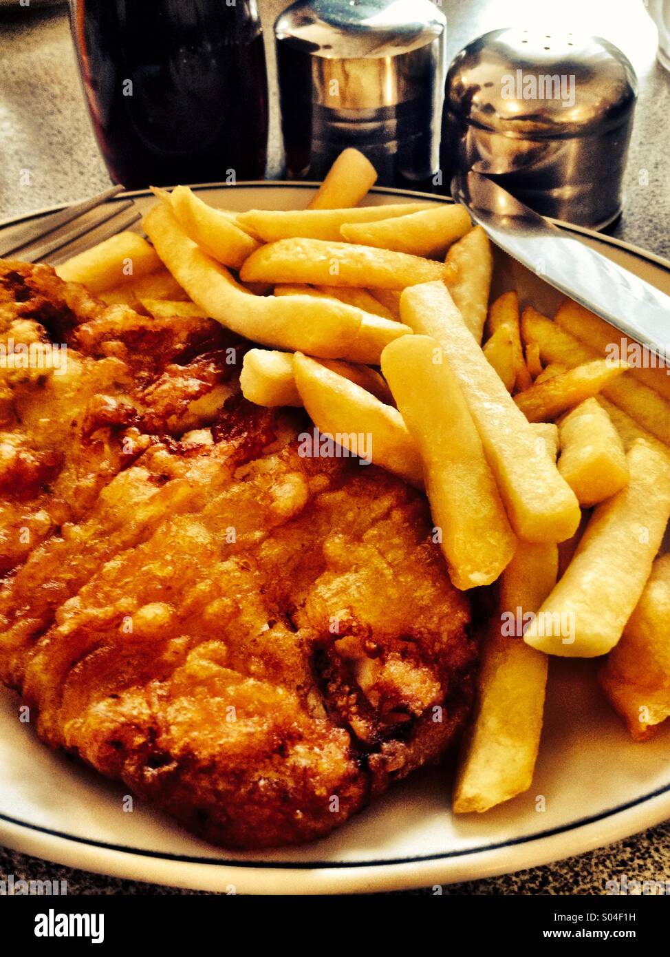 Fish 'n' Chips su piastra Foto Stock
