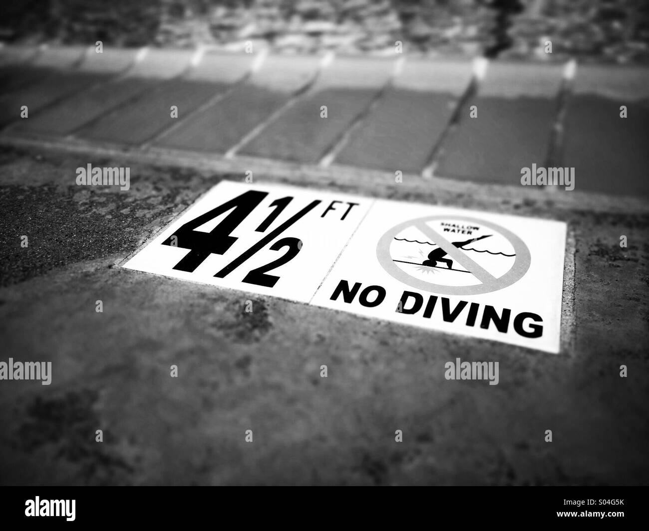 Nessun segno di immersioni presso la piscina comunitaria Foto Stock