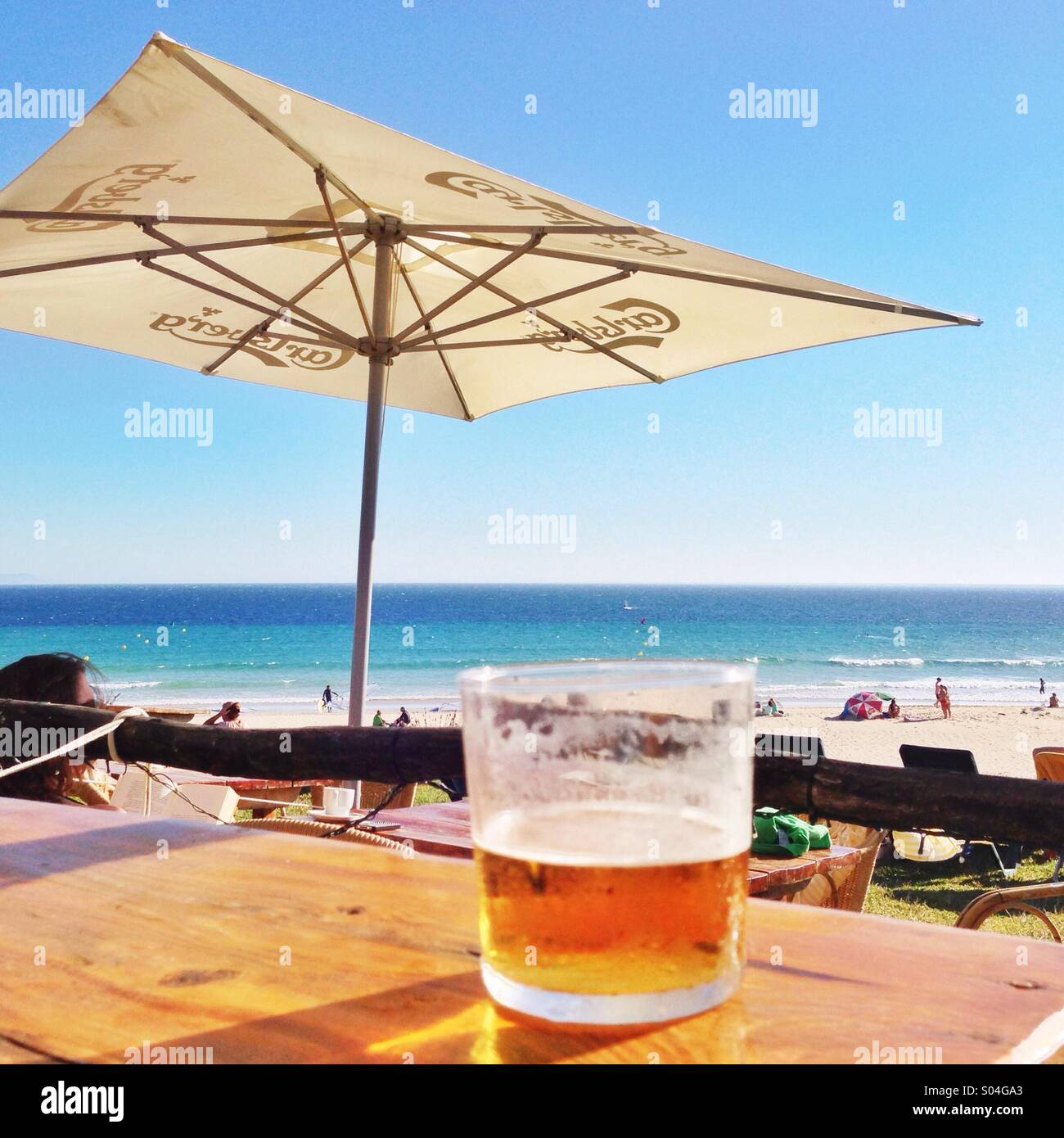 Una birra in spiaggia Foto Stock