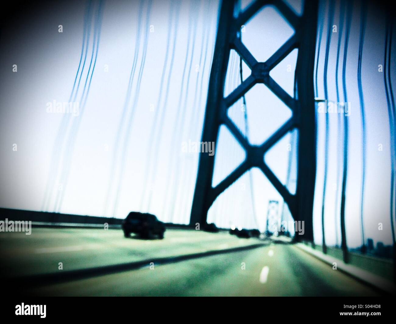 La guida attraverso il Ponte della Baia. San Francisco, California, Stati Uniti d'America - Immagine stock catturata con smartphone