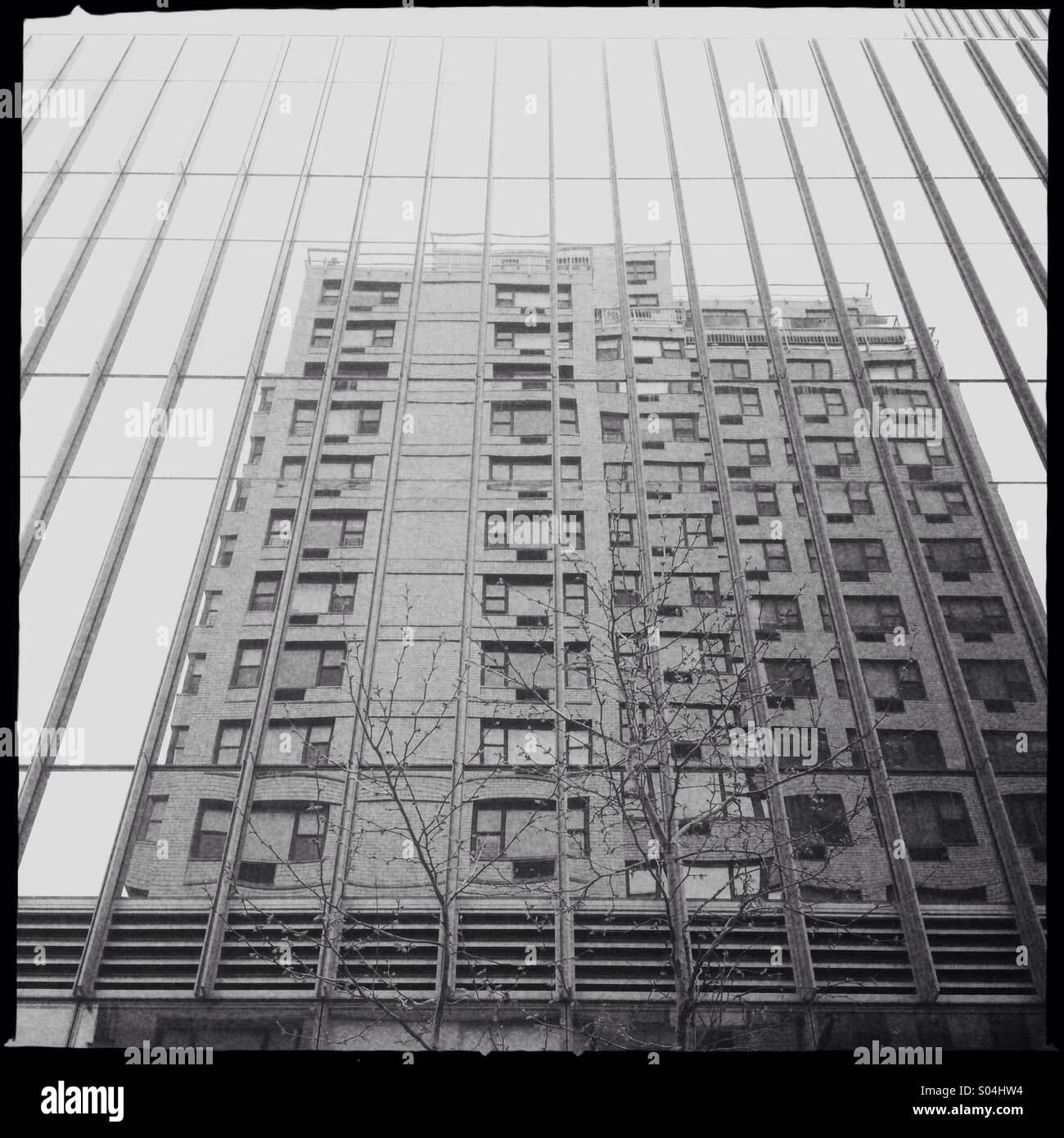 Riflessioni: appartamento edificio riflessa su uno specchio edificio per uffici nell'East Village, Manhattan NYC Foto Stock