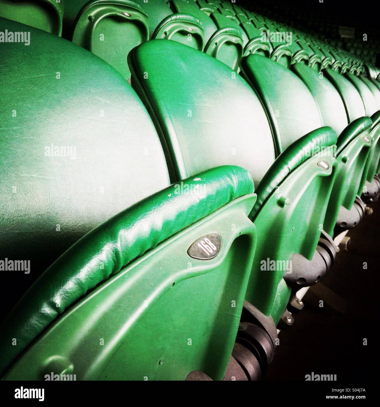 Le sedie verdi al campo centrale di Wimbledon. Londra Inghilterra. Foto Stock