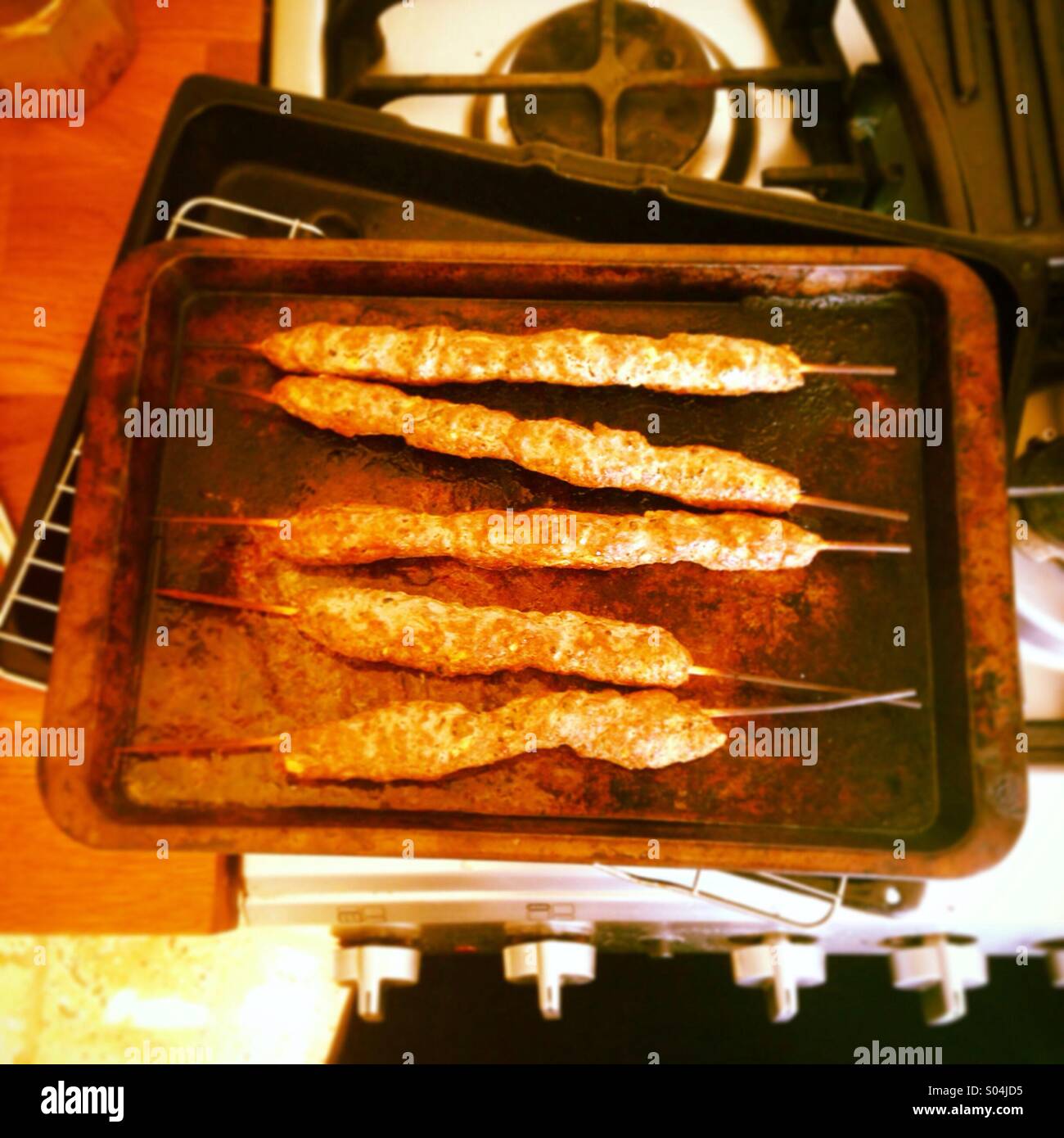 Un vassoio di cottura in casa agnello kebab spiedini Foto Stock