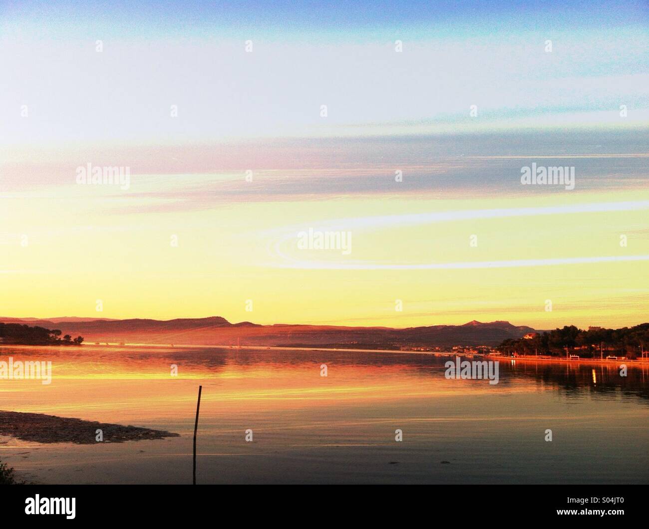 Colorato tramonto o l'alba, Cote d'Azur, in Francia - Immagine stock catturata con smartphone