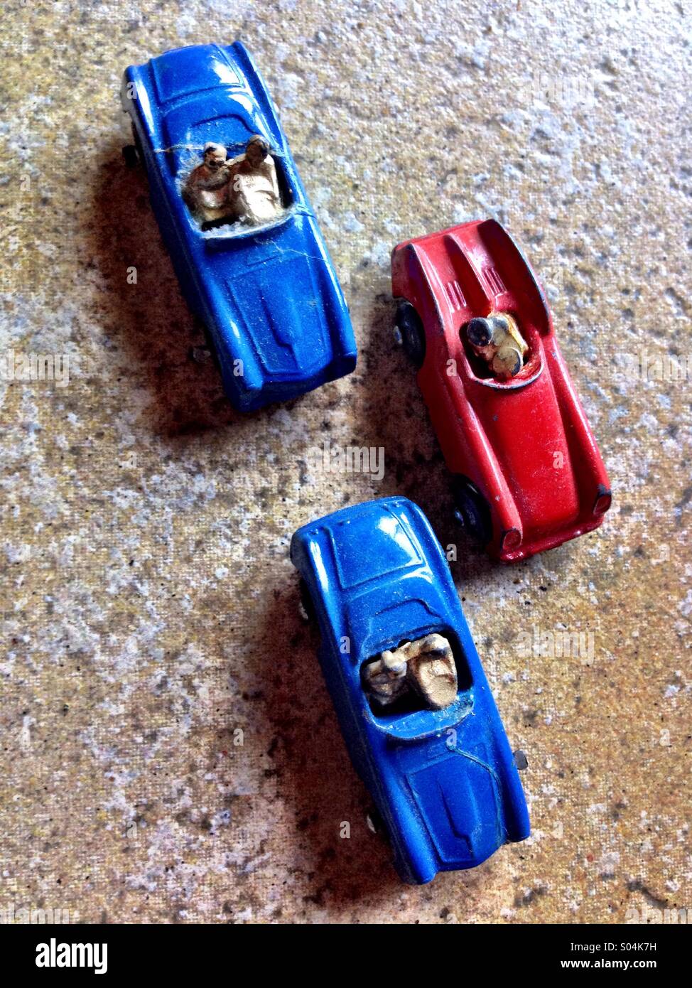 Rosso corsa auto convertibili passando due quelli blu Foto Stock