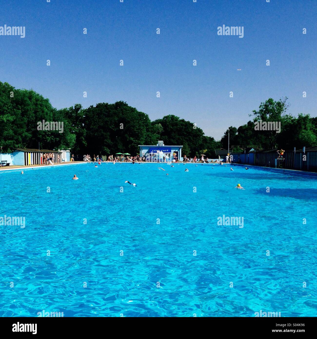 Tooting Lido. Invitante piscina all'aperto di colore blu in una soleggiata giornata estiva nel sud di Londra. Avanti, tuffati! - Immagine stock catturata con smartphone