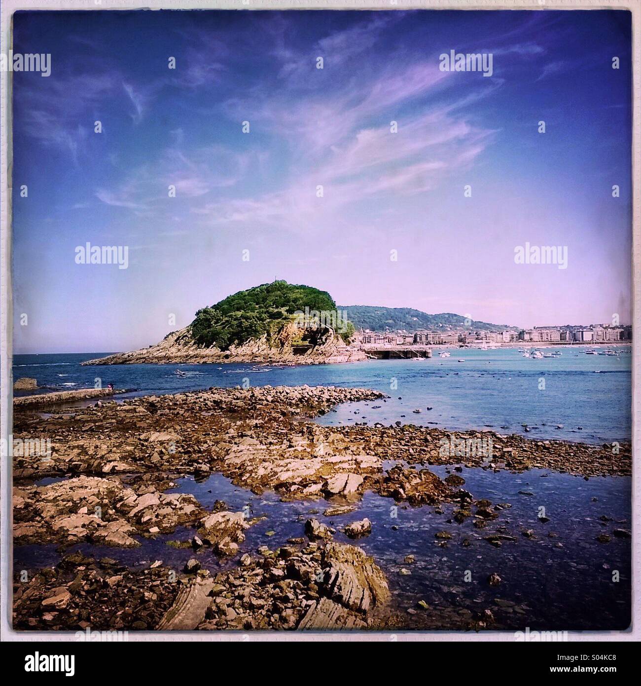 La Concha beach in San Sebastián, Donosti, Guipuzcoa, in Spagna, in un pomeriggio soleggiato Foto Stock