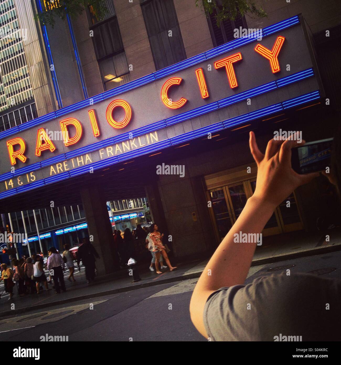 Tourist fotografare il Radio City Music Hall, Manhattan, New York, America. Foto Stock