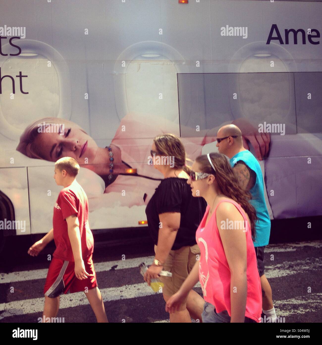 Gli americani a piedi passato immagine pubblicitaria, Manhattan, New York, Stati Uniti d'America. Foto Stock