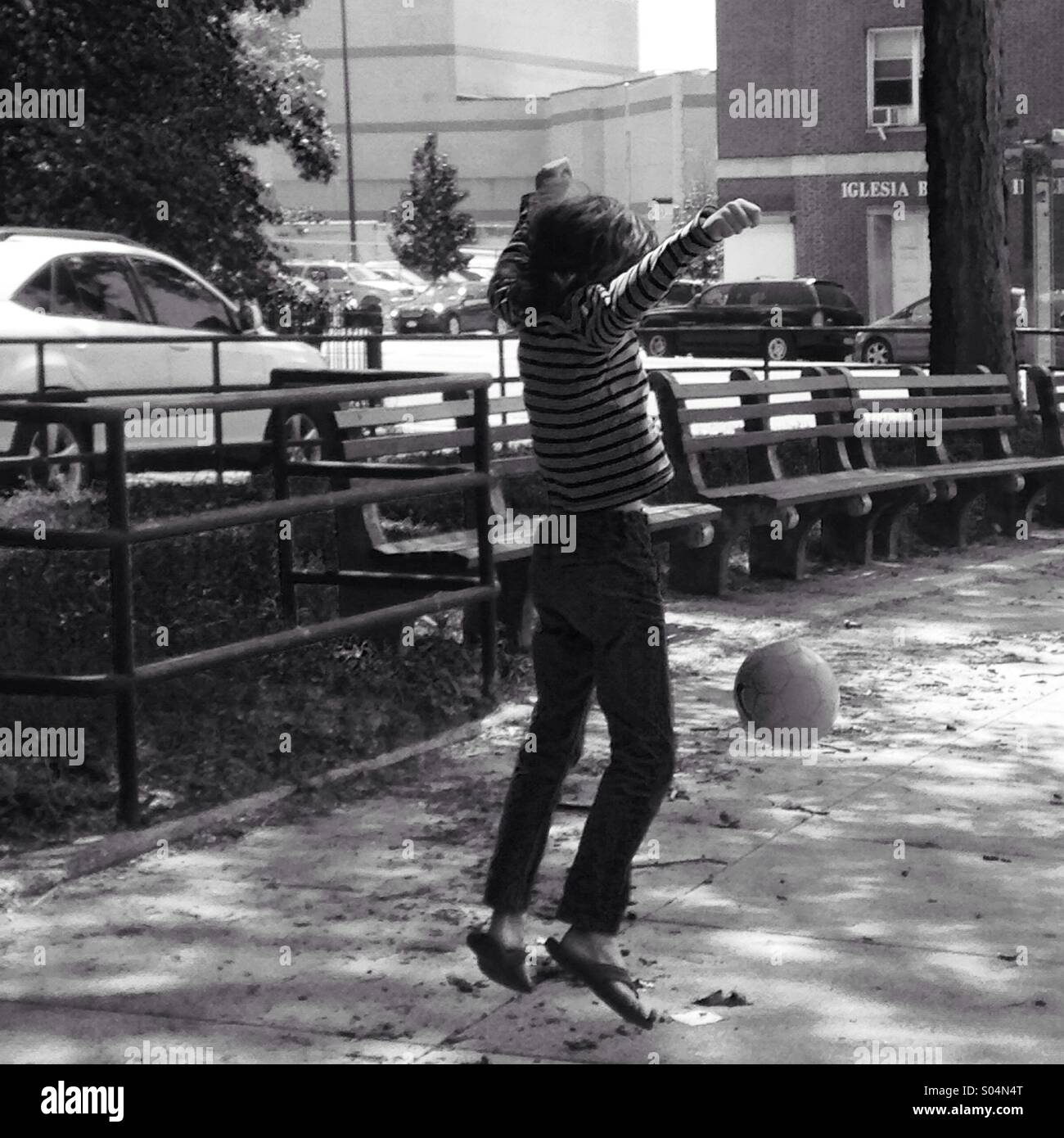 Airborne, giovane ragazzo giocare a basket, Brooklyn, NY Foto Stock