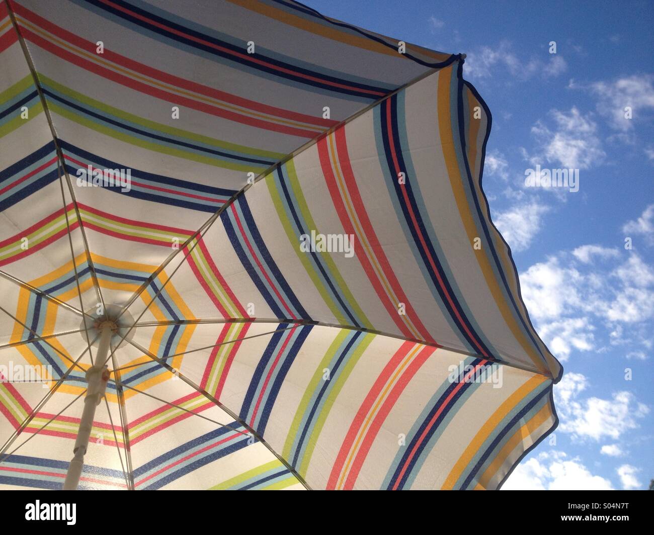 Ombrellino ombrello contro il cielo blu - Immagine stock catturata con smartphone