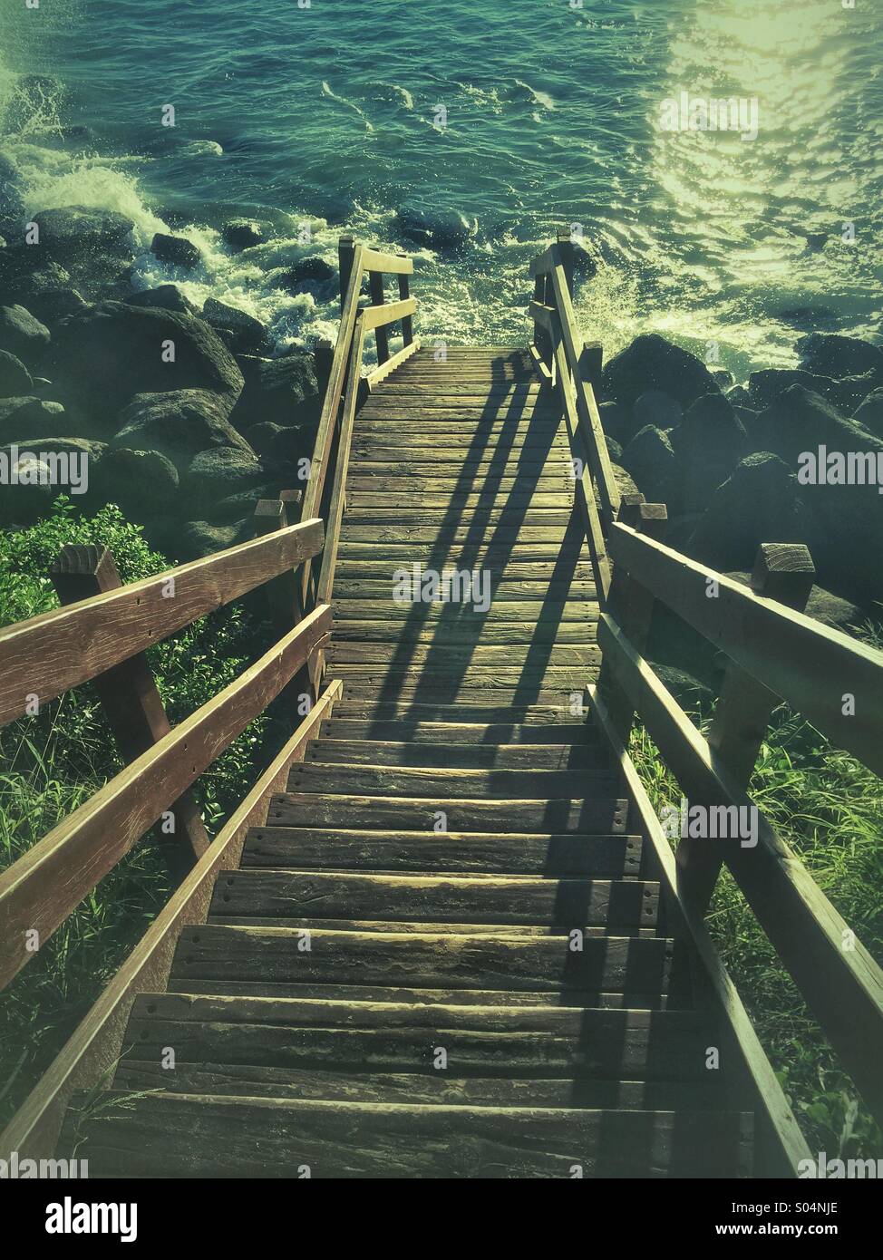 Scale che scendono al mare Foto stock - Alamy