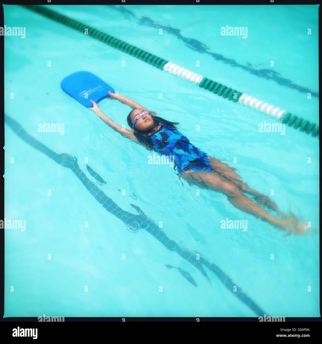 Bambina di imparare a nuotare Foto Stock