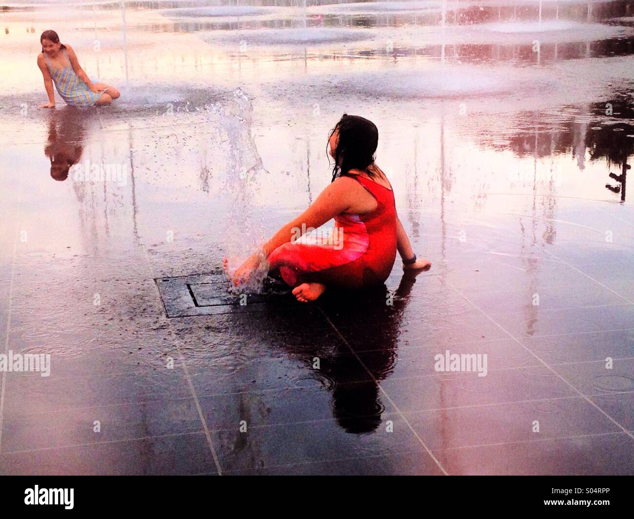 Due ragazze in posa come sirene in una fontana Foto Stock