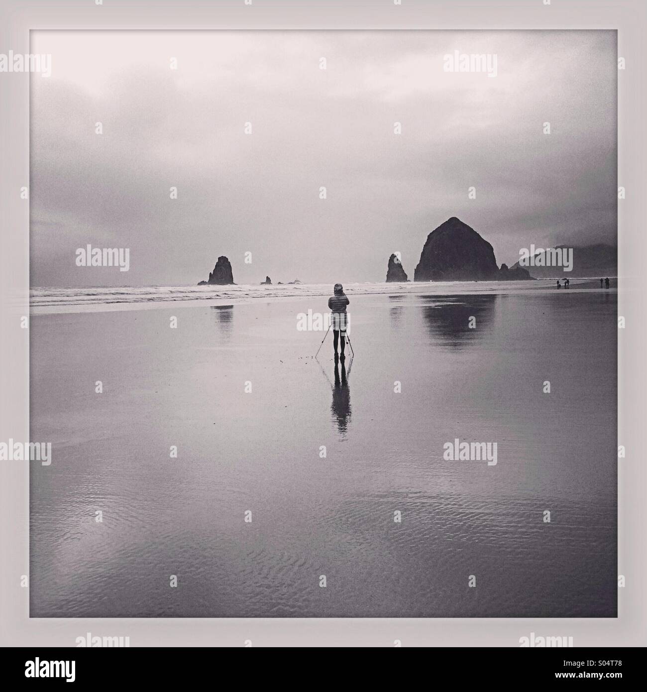 Fotografo prende la mira a Haystock Rock vicino a Cannon Beach, o. Foto Stock