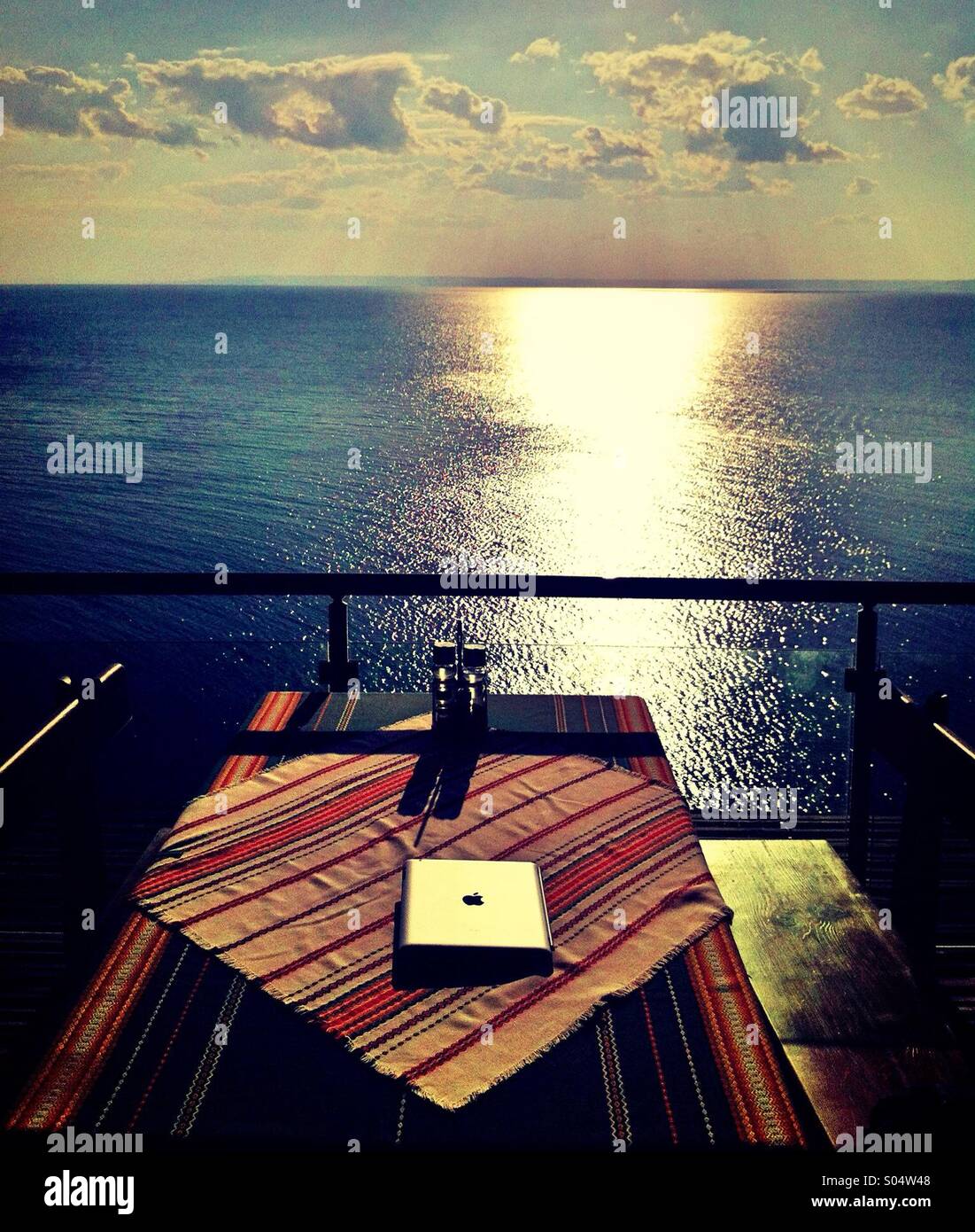 Ipad sul tavolo nel ristorante con splendida vista sul mare, Kaliakra,mar nero,Bulgaria - Immagine stock catturata con smartphone
