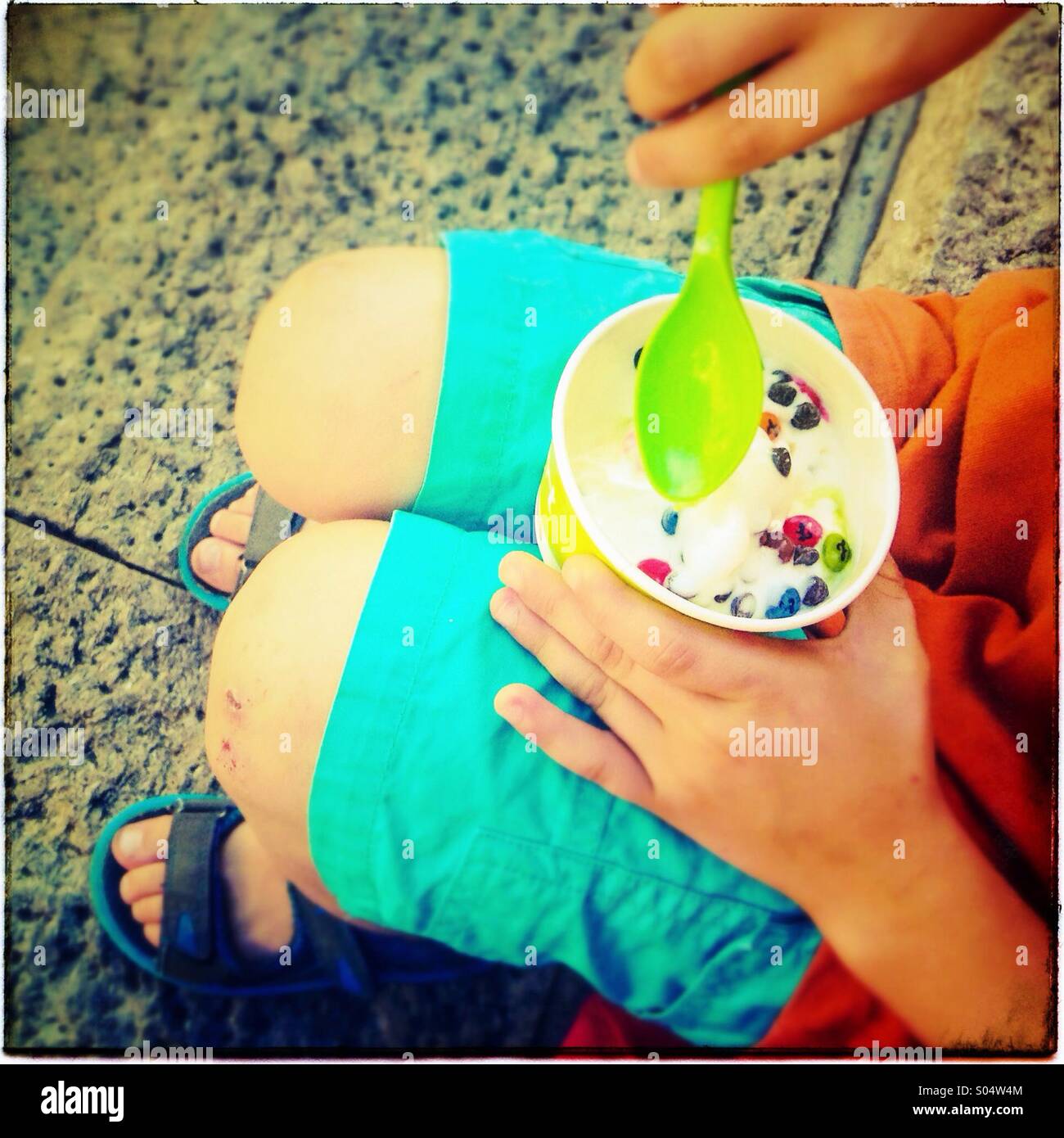 Ragazzo a mangiare il gelato in Barcellona - Immagine stock catturata con smartphone