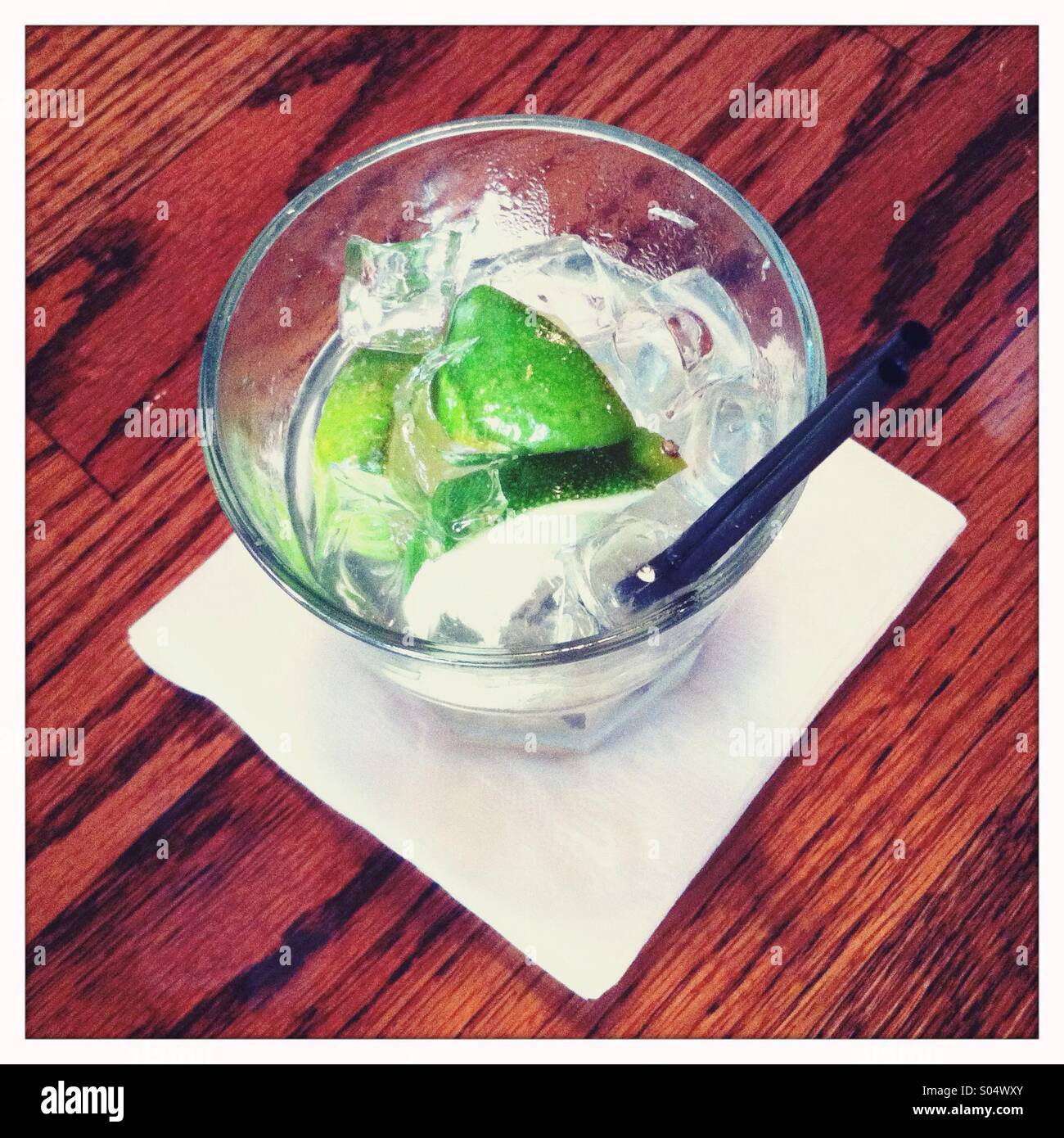 Cocktail di benvenuto con uno spicchio di lime Foto Stock