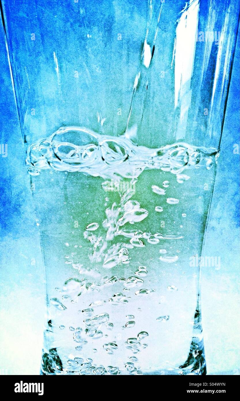L'acqua versata nel bicchiere Foto Stock