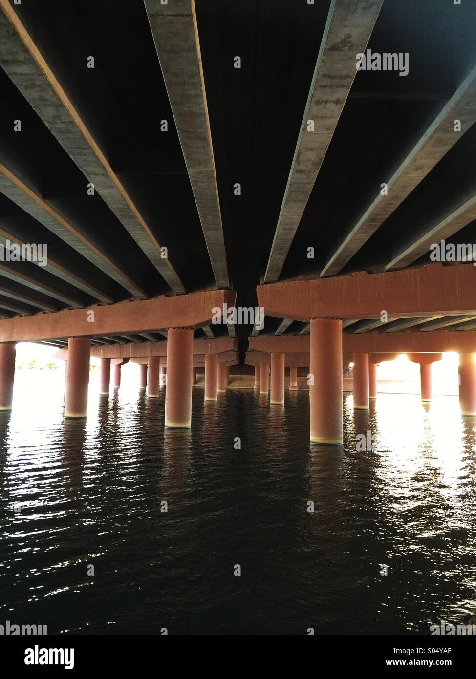 Presenza di acqua sotto il ponte Foto Stock