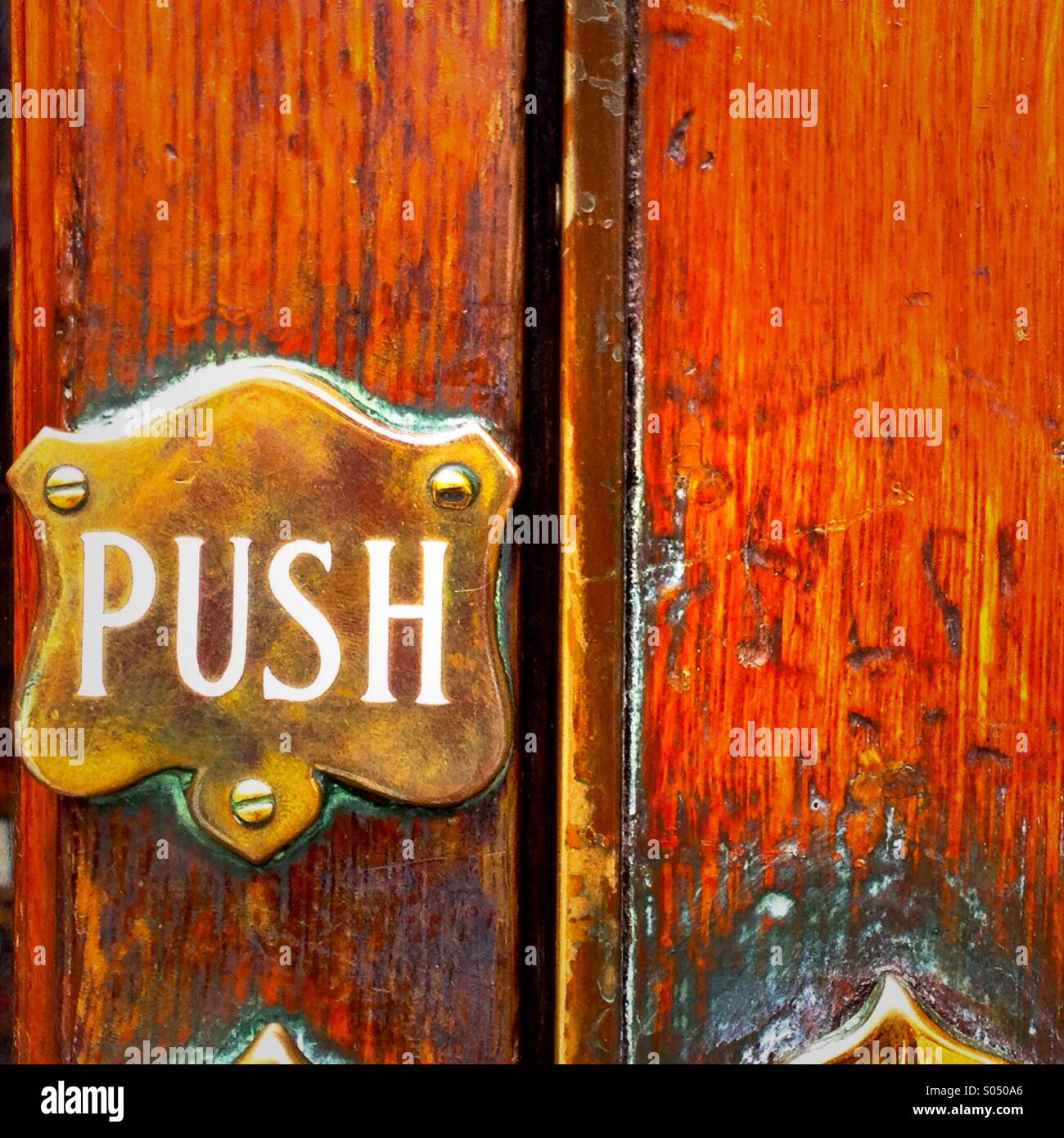 Spingere, segno di ottone sulla porta. Edwardian vecchio stile, stile tradizionale Foto Stock