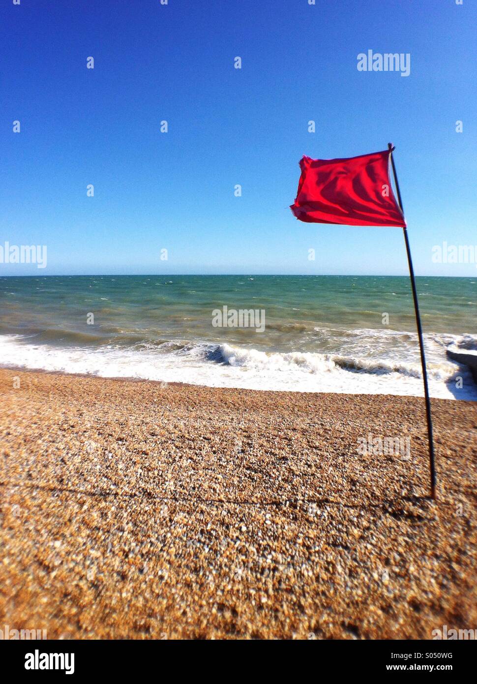 Red Flag di pericolo sul lungomare di Brighton, indicando che non andare in acqua. Inghilterra, Regno Unito. - Immagine stock catturata con smartphone