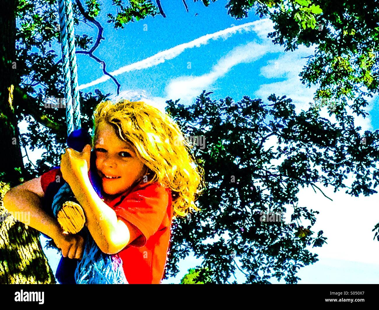 Giovane ragazzo tiene in casa swing in posizione di parcheggio Foto Stock