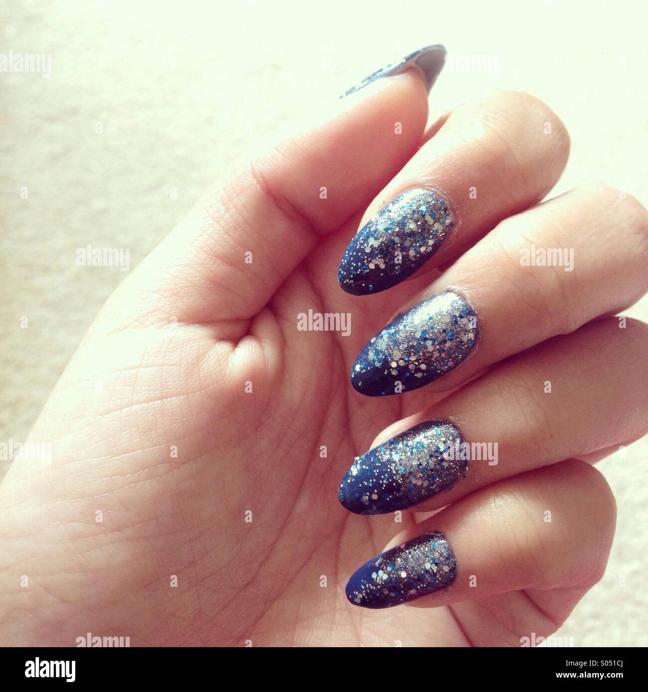Glitter nails immagini e fotografie stock ad alta risoluzione - Alamy