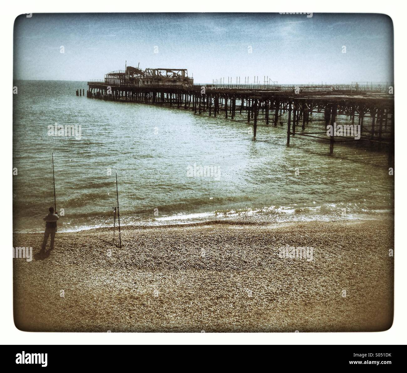 La pesca vicino a Hastings Pier Foto Stock