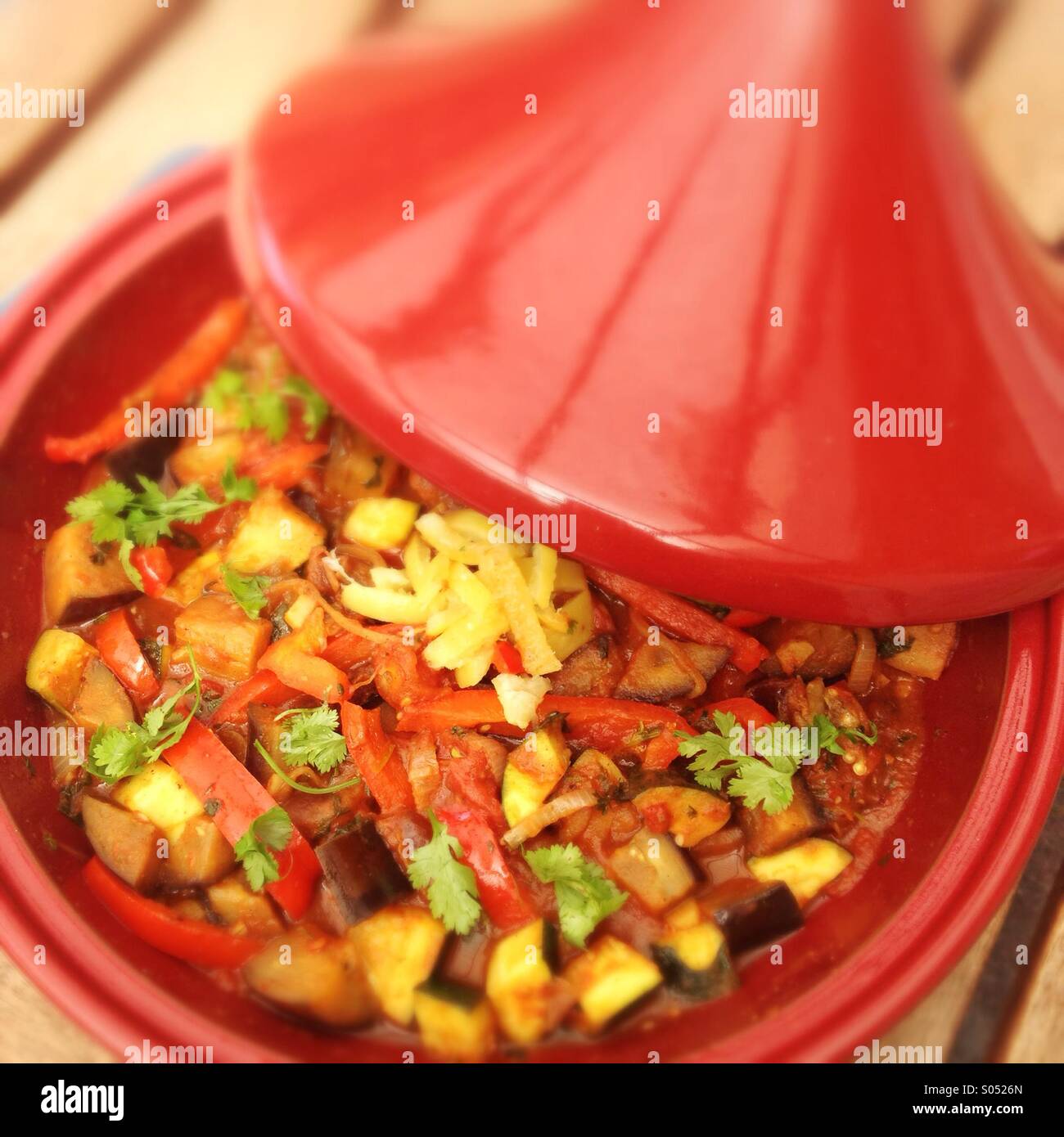 Tagine vegetariano con melanzana zucchina peperoni rossi e conserve di limoni Foto Stock