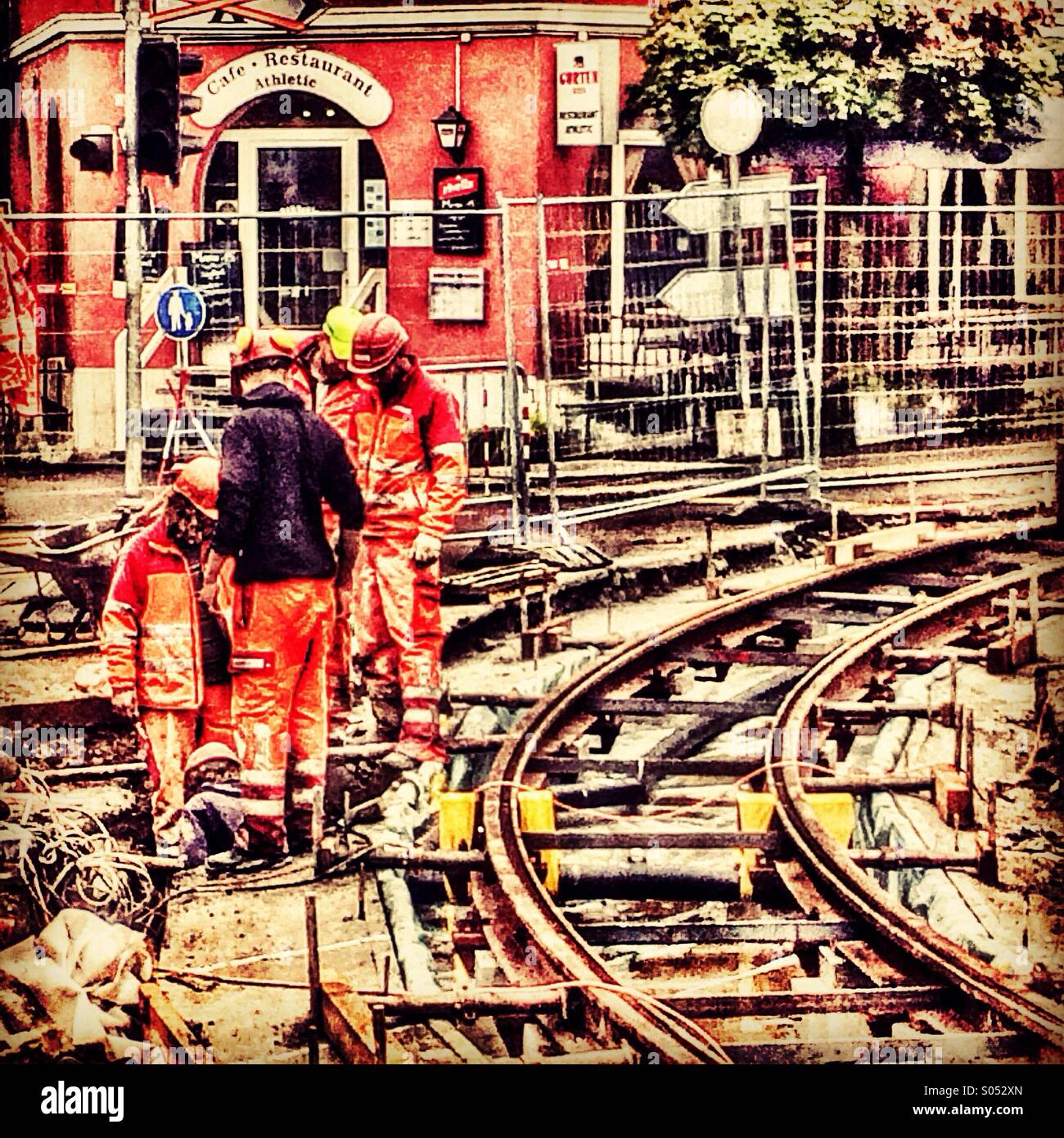 Operai che stabilisce i binari del tram Foto Stock