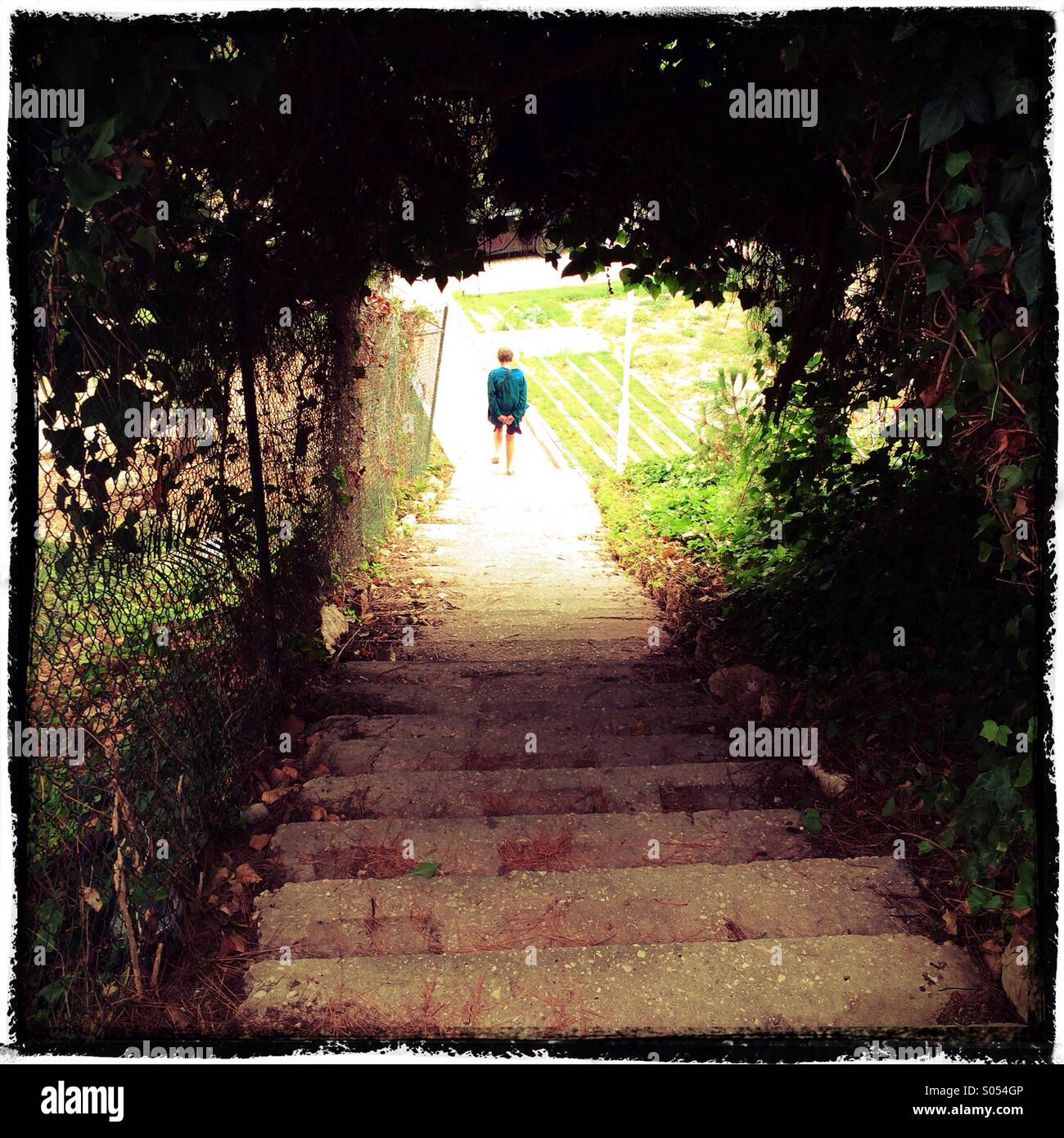 Persona che cammina verso il basso passi, Portogallo Foto Stock