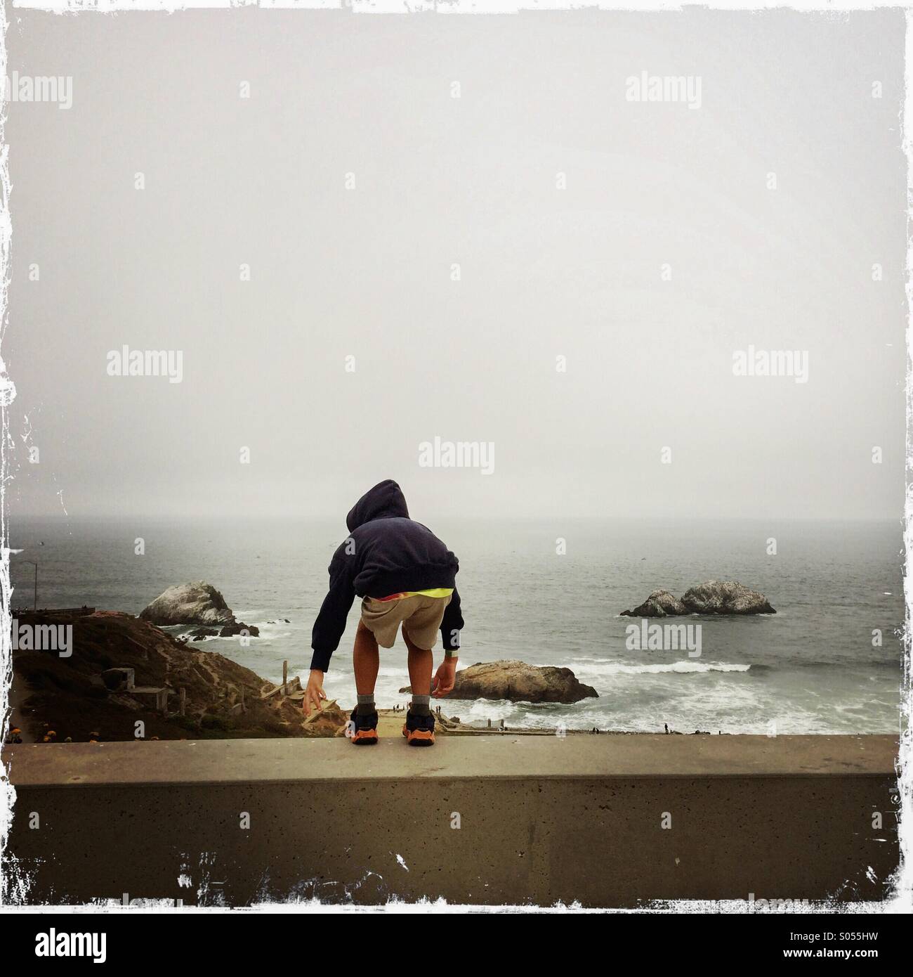 6 anno vecchio ragazzo giocando sul bordo di una scogliera. Lands End, Sutro distretto, San Francisco, California, Stati Uniti d'America Foto Stock