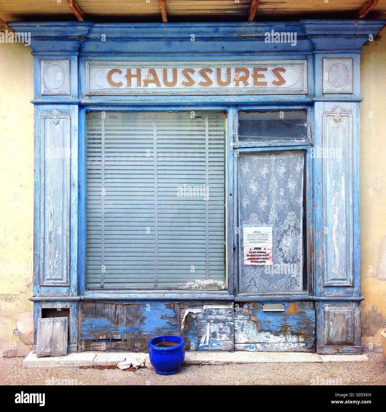 Vecchio abbandonato storefront, calzatura store, Sault, Vaucluse, Provence-Alpes-Côte d'Azur, in Francia Foto Stock