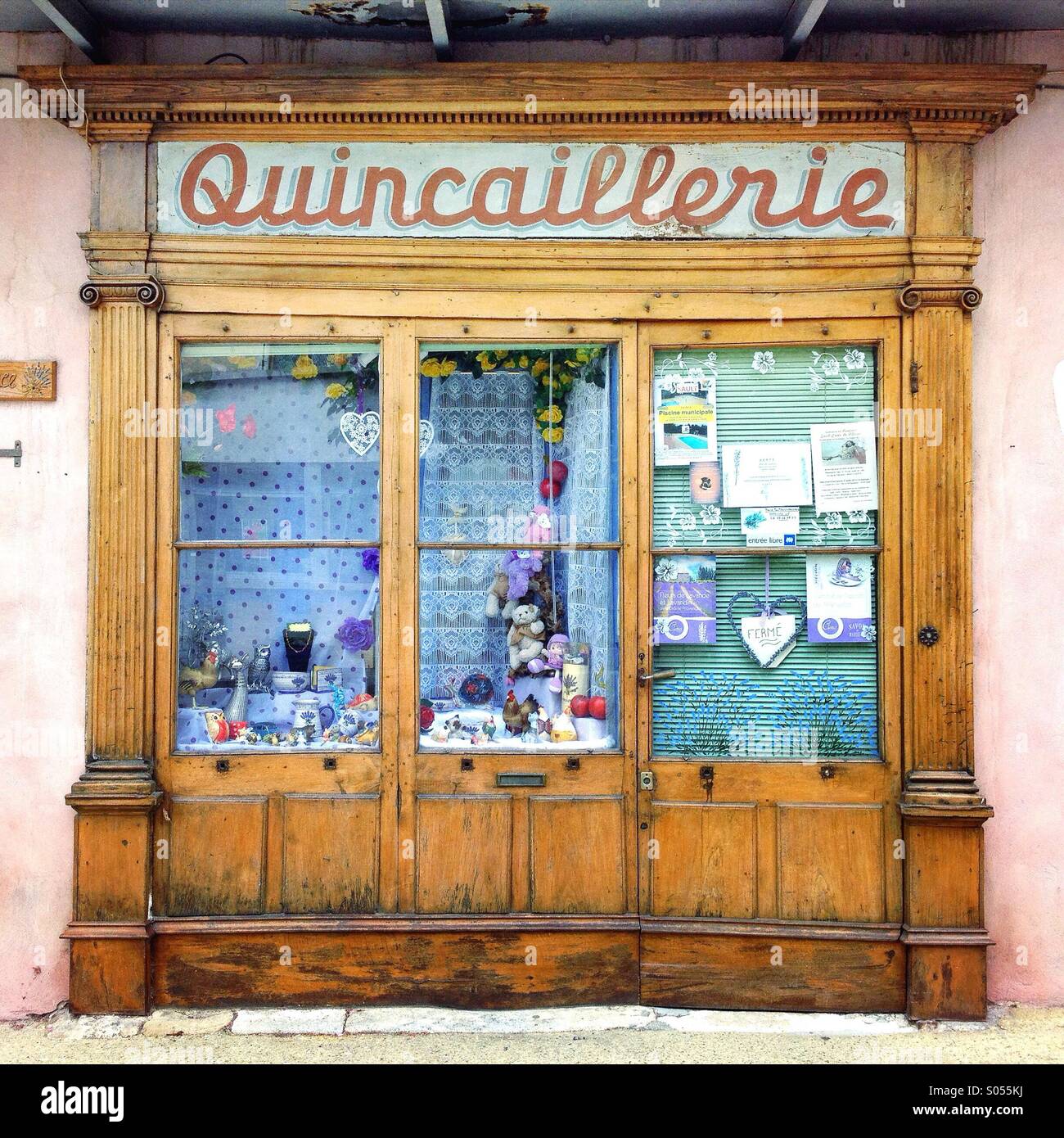 Vecchio abbandonato storefront, Quincaillerie (hardware store), Sault, Vaucluse, Provence-Alpes-Côte d'Azur, in Francia Foto Stock