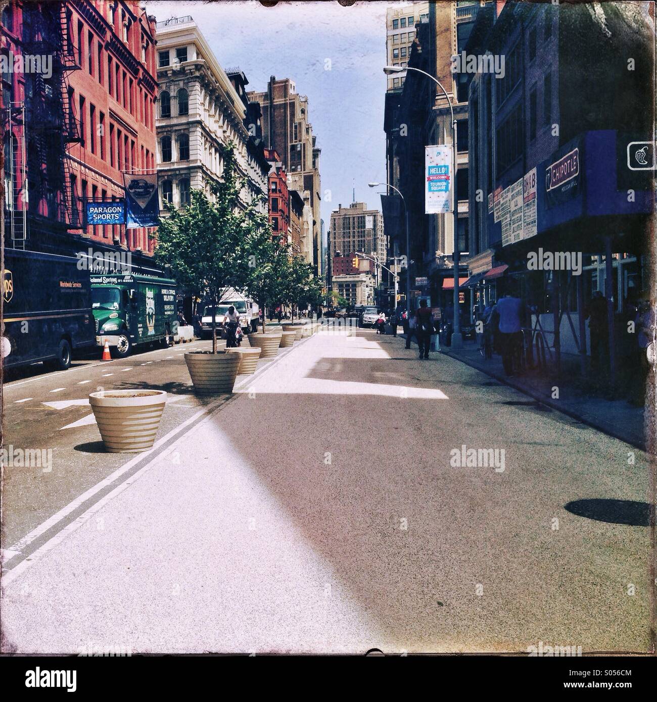 Broadway tra Union Square e il Flatiron Building, alloggiato solo per una corsia di auto e un sacco di spazio per i pedoni - Immagine stock catturata con smartphone