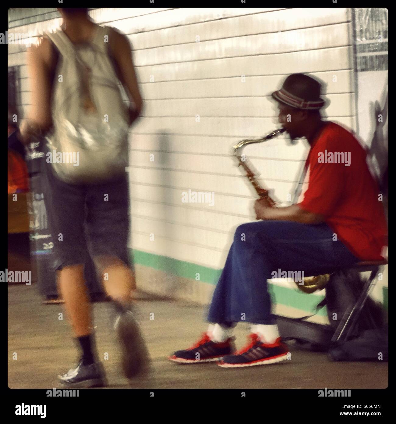 Musicista di strada suonare il sassofono nella metropolitana di New York Foto Stock