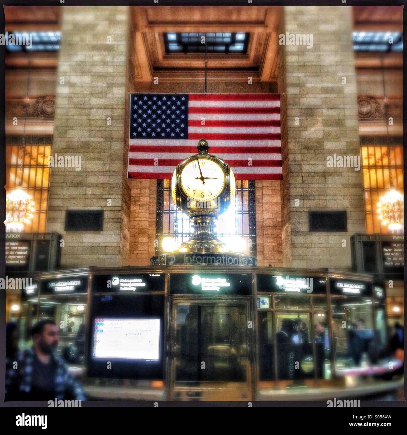 Informationsstand e orologio all'atrio principale della stazione Grand Central in NYC. - Immagine stock catturata con smartphone