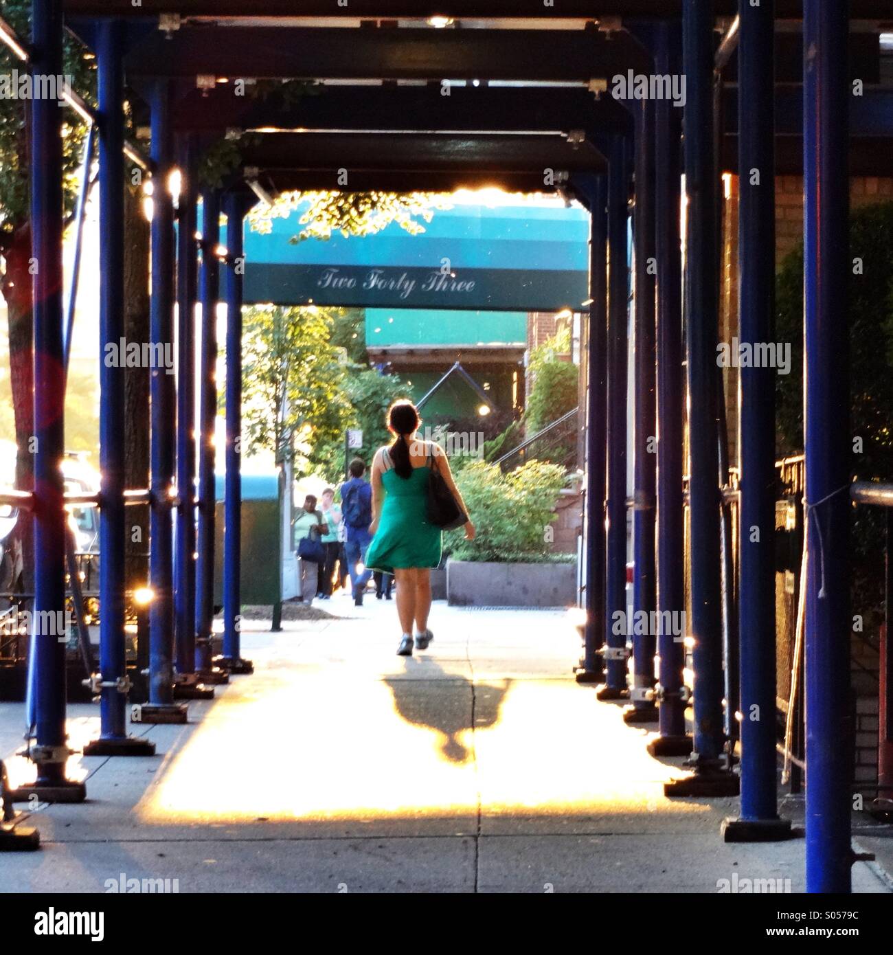 Il pensiero a piedi alla luce e sotto il ponteggio nell' upper west side di NEW YORK Foto Stock