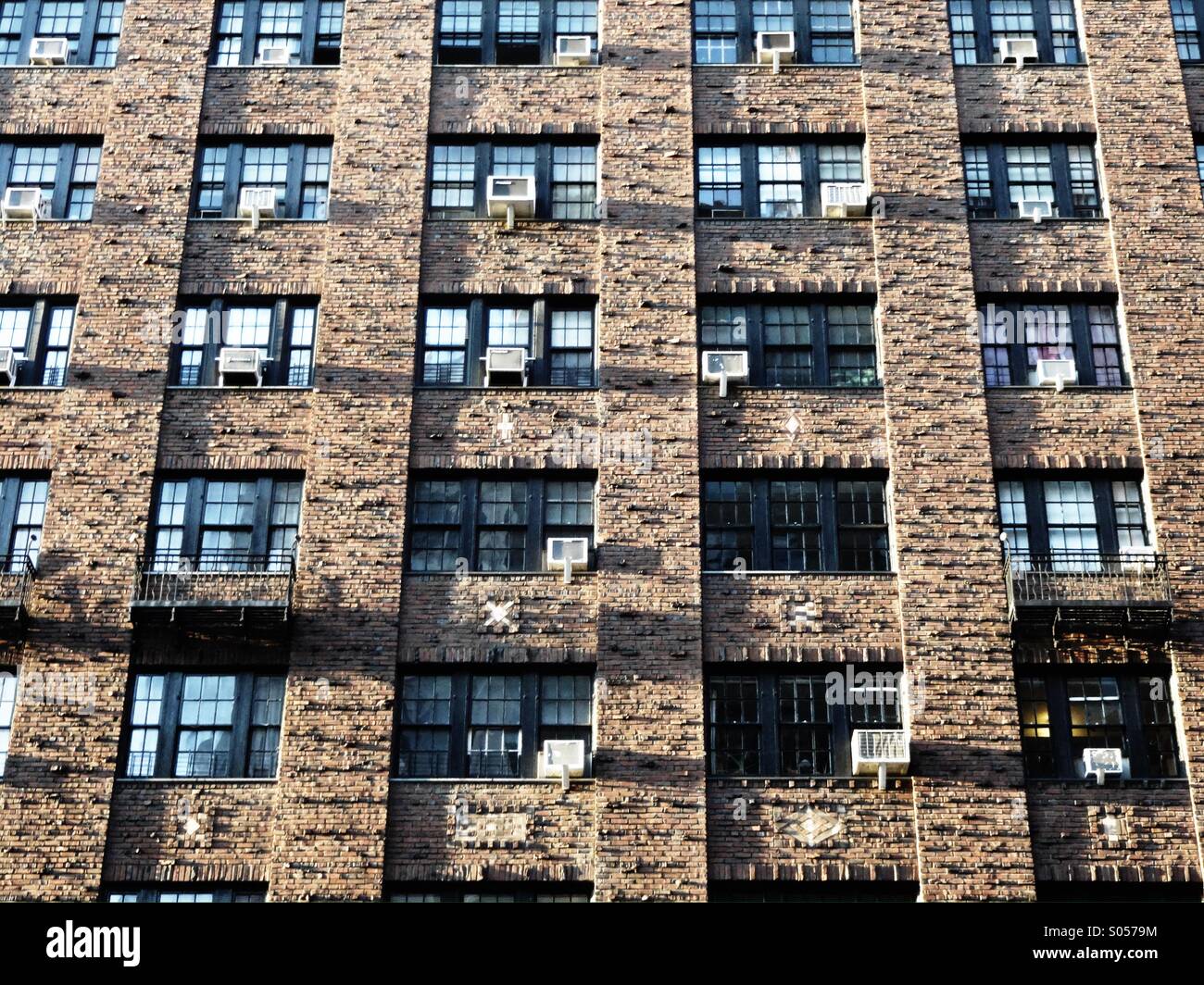 Facciata in mattoni rossi di un co-op edificio nell' Upper West Side di Manhattan, - Immagine stock catturata con smartphone