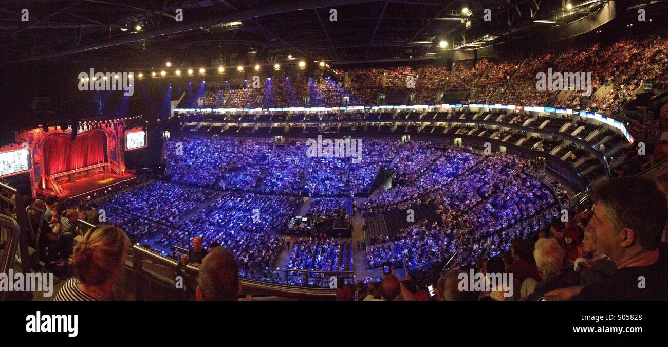 All'interno di uno stadio, l'arena O2 pronto per il Monty Python show Foto  stock - Alamy