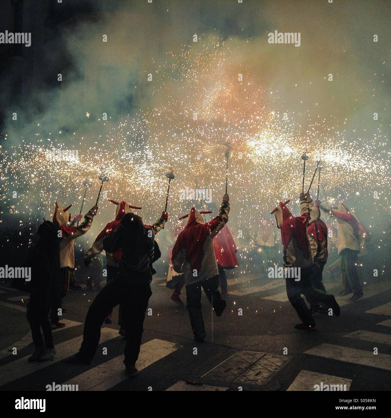 Correfoc, fuochi d'artificio, Les Santes, Mataró festa della città, Luglio, Barcelona, Spagna. Giochi di fuoco in Catalogna Foto Stock