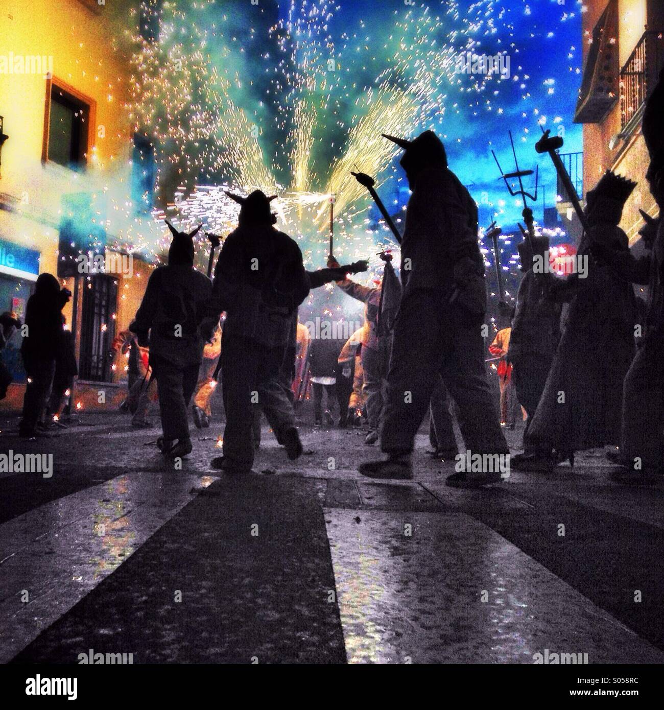 Correfoc, fuochi d'artificio. Les Santes di Mataró, Barcellona Foto Stock